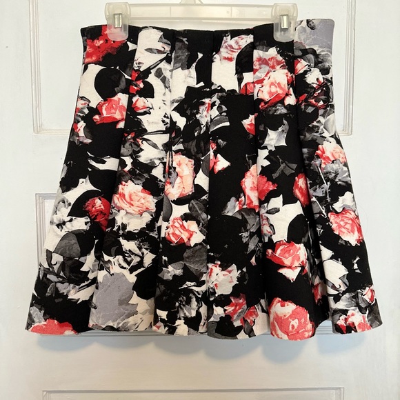 Lord & Taylor Women’s Medium Multicolor Beautiful Floral Foam Pleated Skirt EUC - Picture 3 of 6